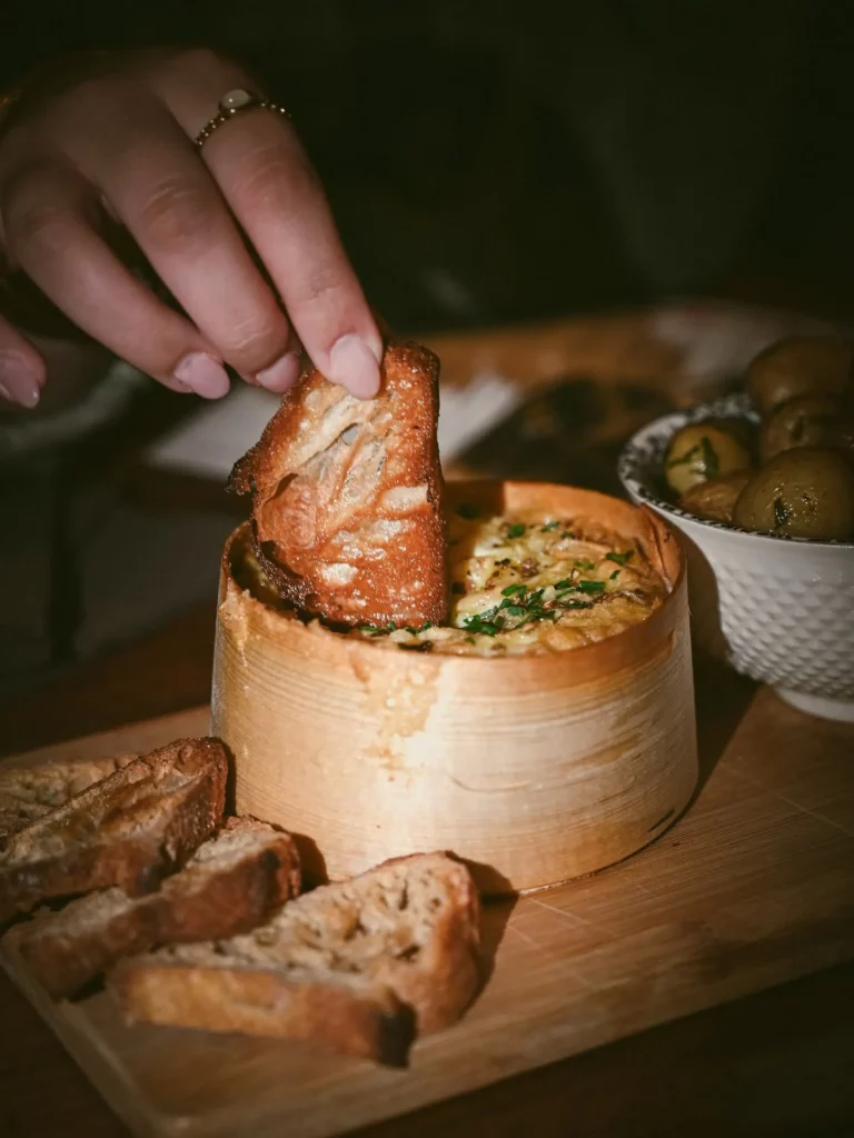 Fromage fondant à partager — Café des Sports, La Rochefoucauld