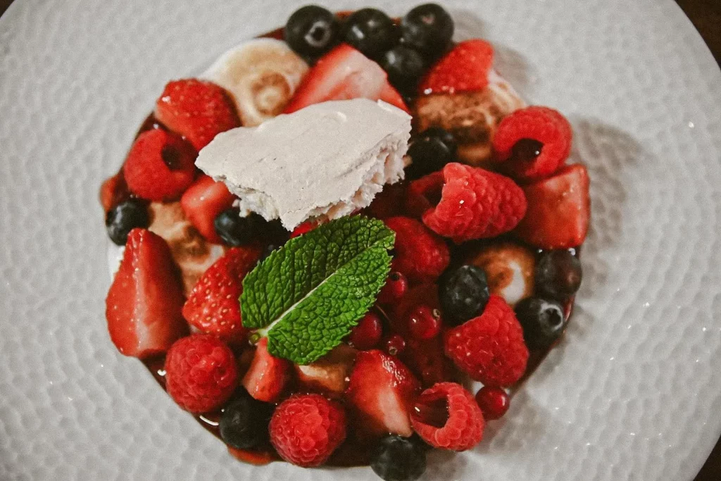 Dessert aux fraises et à la crème — Café des Sports, La Rochefoucauld