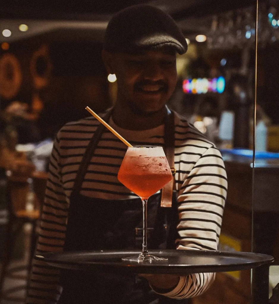 Service au bar du Café — Café des Sports, La Rochefoucauld